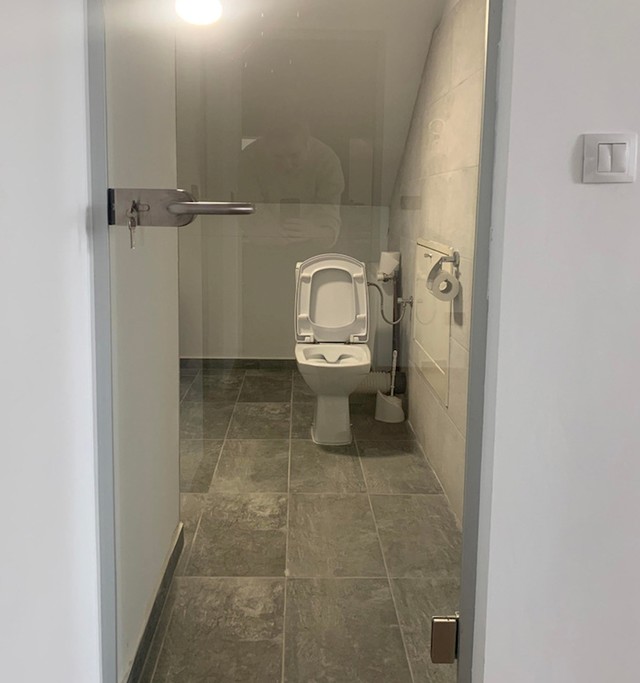 7. Žena se kune da je ovo jedini ženski wc u njezinom uredu