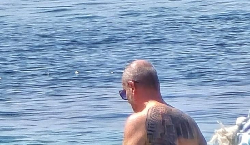Tip se pojavio na plaži u bizarnim kupaćim gaćama i nasmijao cijelu zemlju, fotka je urnebesna