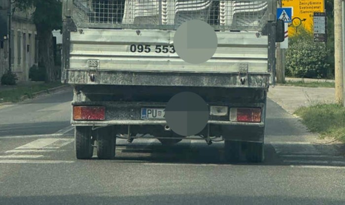 Netko je u okolici Pule snimio bizarnu metodu transporta, morate vidjeti teret na ovom kamionu