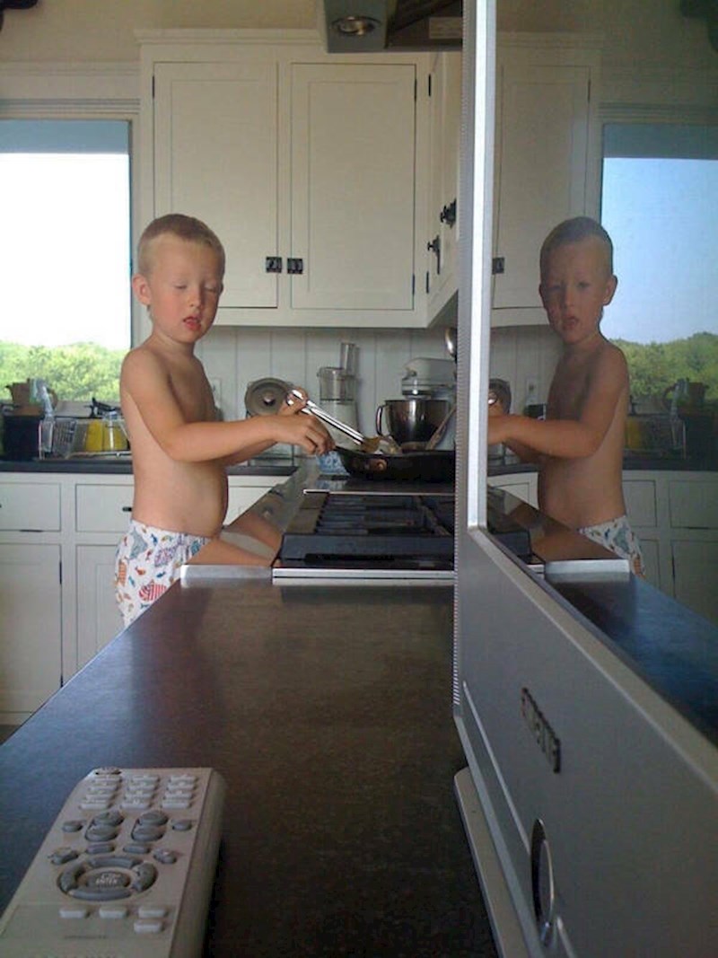 10. Klinac žmiri, a njegov odraz ima otvorene oči 😱