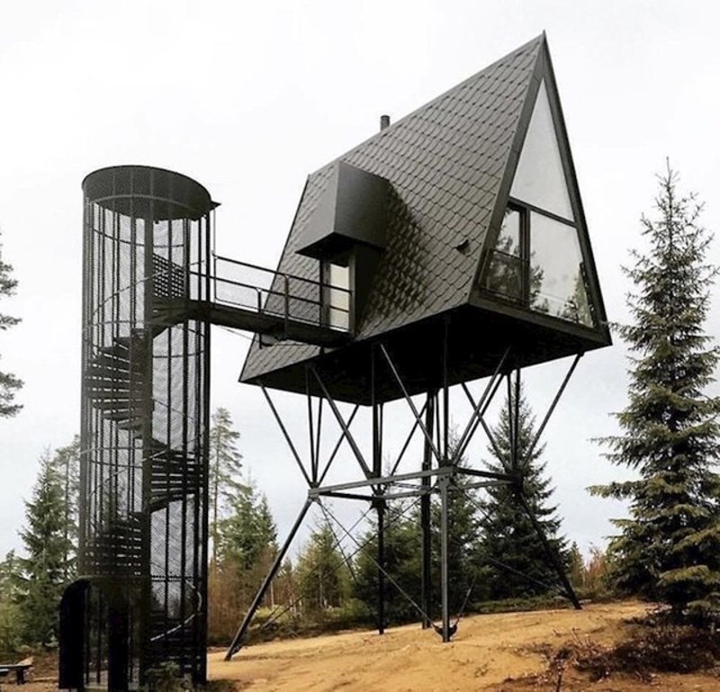 Čudna viseća kuća koju je netko slikao u jednoj norveškoj šumi