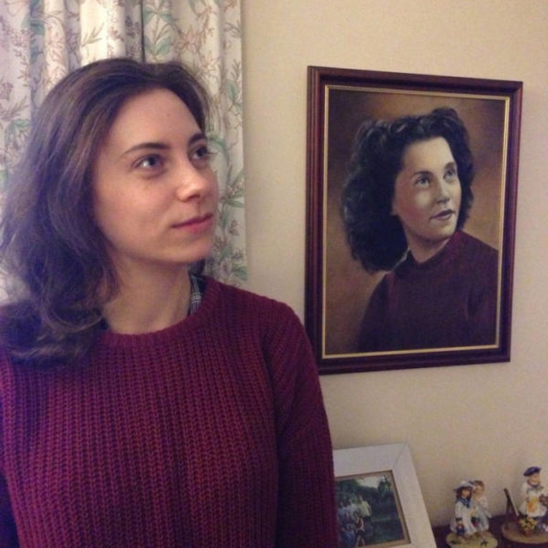 8. Moja sestrična u džemperu naše bake, pored njezine slike
