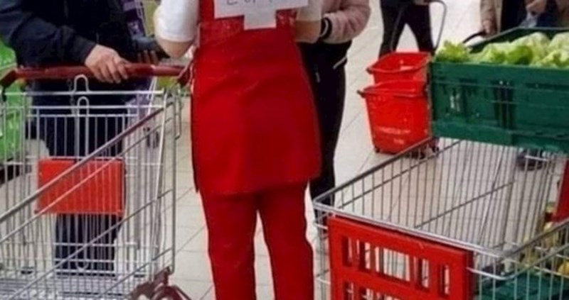 Prodavačici je dosadilo svima ponavljati isto, pa je na leđa zalijepila obavijest i postala hit