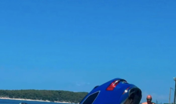 Fotka bizarnog događaja s plaže na Rabu obišla je cijelu zemlju, morate vidjeti gdje je završio auto