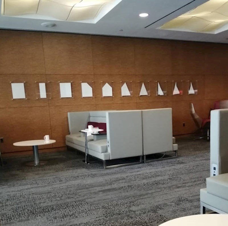 8. Na zidu čekaonice ove zračne luke su upute za izradu aviona od papira