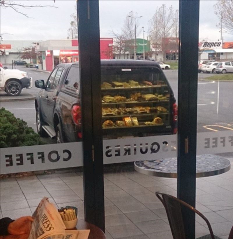 13. Prtljažnik pun pekarskih proizvoda ili samo refleksija?