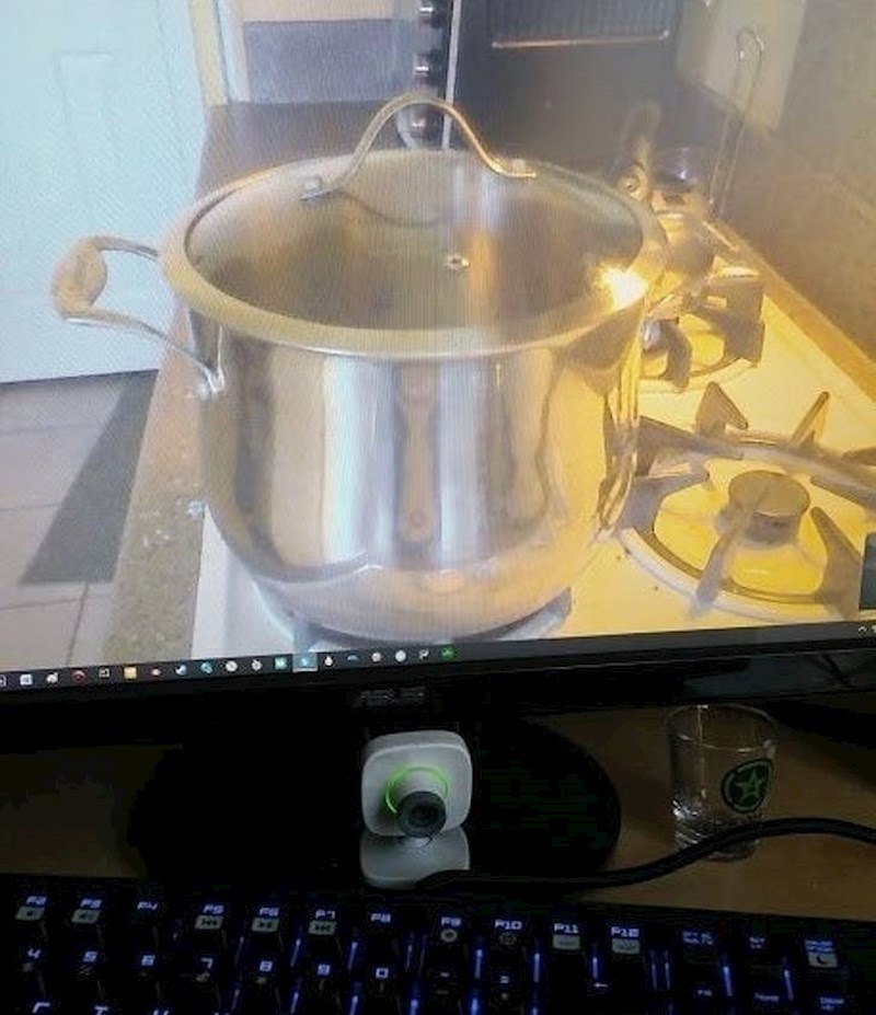 11. Tip kamerom gleda kad će mu voda u loncu zakipiti