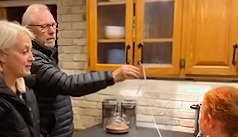 Djed i baka pokušali su unuci izvaditi zub kod kuće, snimka je hit zbog onoga što je uslijedilo