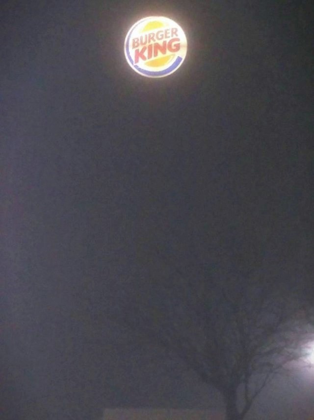 13. Znak Burger kinga po magli