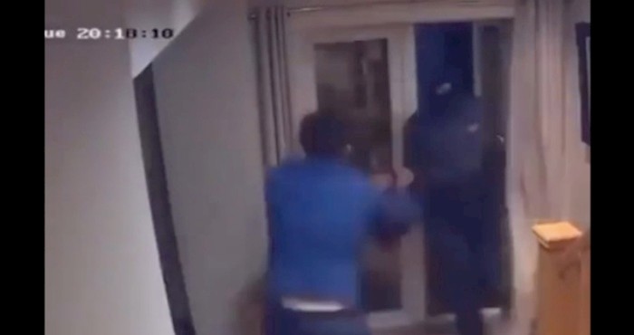 U kuću su ušla tri maskirana lopova, a tip ih je sam potjerao golim rukama. Snimka je apsolutni hit!