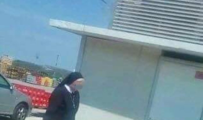 Netko je snimio časnu kako obavlja nešto bizarno, fotka je odmah postala hit u cijeloj zemlji