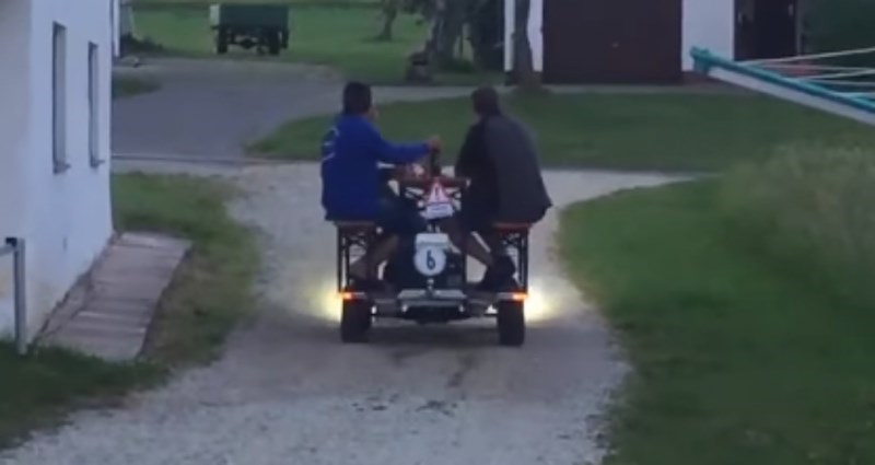 Muška ekipa osmislila je nesvakidašnje vozilo i oduševila cijeli internet, snimka je apsolutni hit