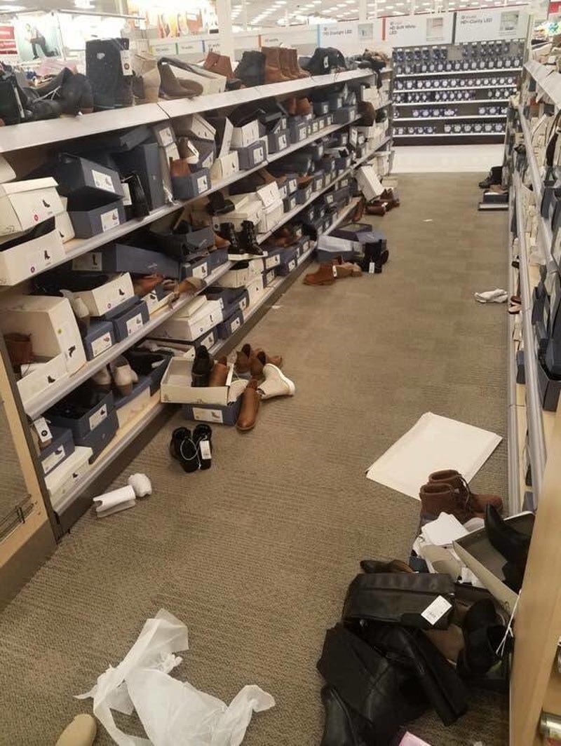 13. Ili pak ljudi koji se ovako ponašaju u dućanu za cipele