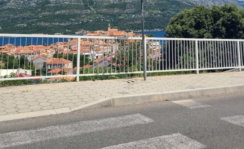 Prizor iz Dalmacije zbunio je prolaznike, nikome nije jasno kako je ovaj predmet tamo završio