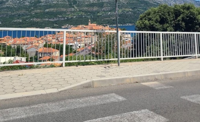 Prizor iz Dalmacije zbunio je prolaznike, nikome nije jasno kako je ovaj predmet tamo završio