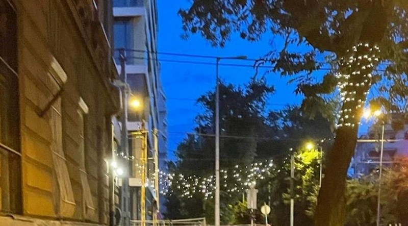 Prizor iz Mađarske postao je totalni hit na Fejsu, morate vidjeti što je netko parkirao pred pubom