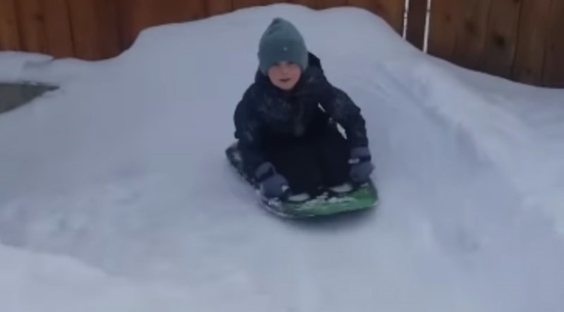 Tata je sinu izgradio stazu za sanjkanje oko obiteljske kuće, snimka je oduševila internet