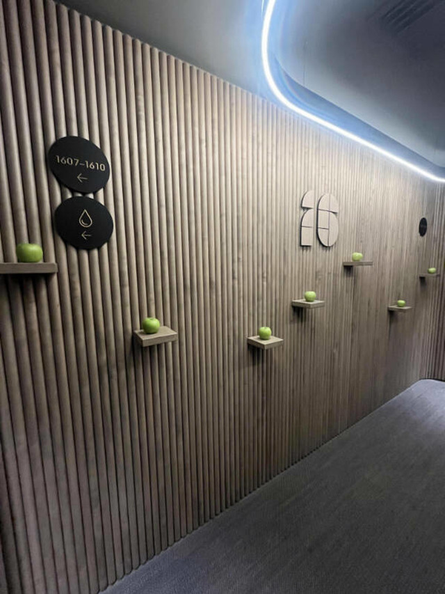 Hotel u kojem odsjedam ima svježe jabuke na svakom katu