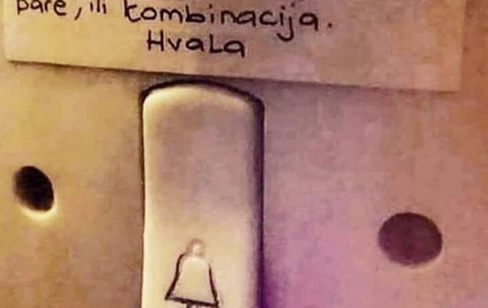 Žena je na zvono napisala kome je dozvoljeno pozvoniti na vrata, fotka je odmah postala hit u regiji