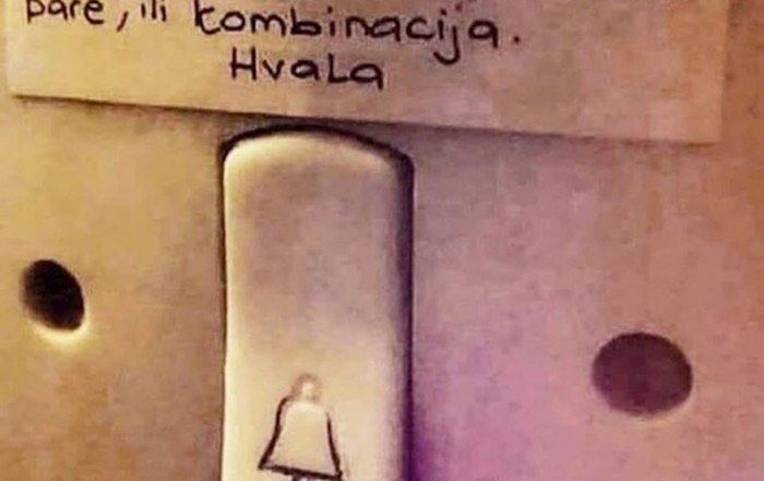 Žena je na zvono napisala kome je dozvoljeno pozvoniti na vrata, fotka je odmah postala hit u regiji