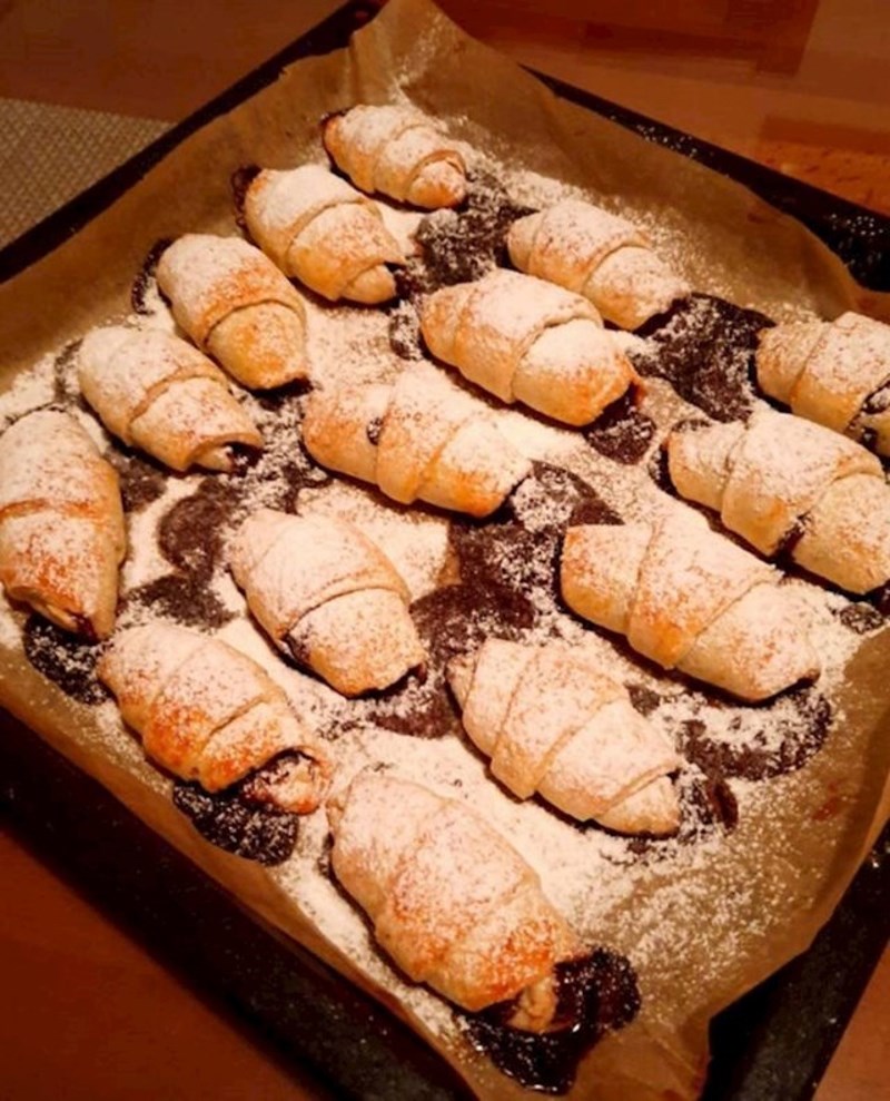 Sav nadjev je iscurio iz kroasana