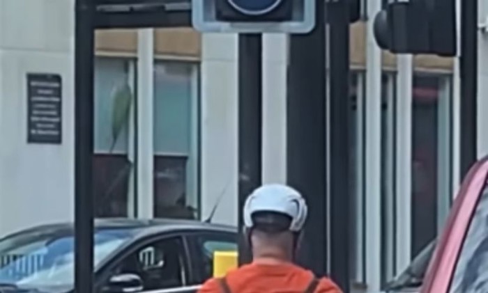 Biciklist je oduševio prolaznike zbog preslatkog detalja na svojim leđima, snimka je obišla svijet