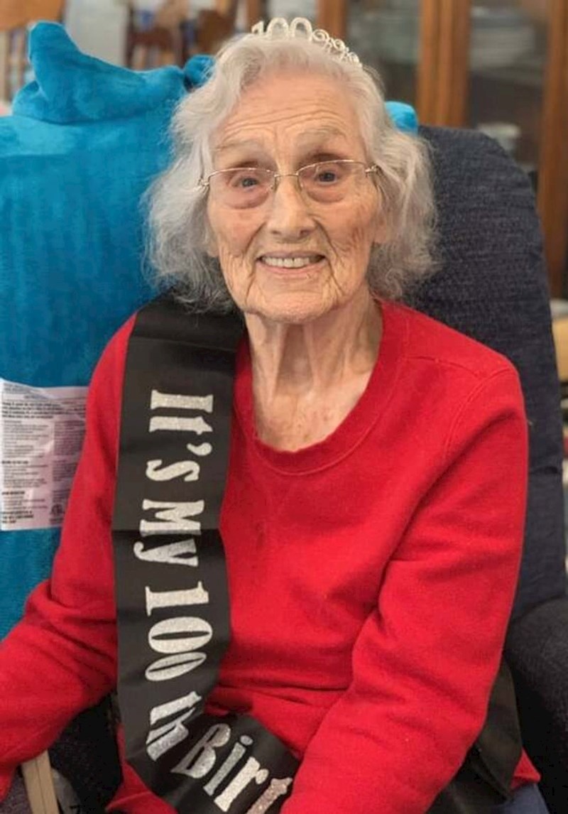 13. Moja baka danas slavi 100-ti ročkas. Što se mene tiče, ona je još uvijek djevojčica u duši.