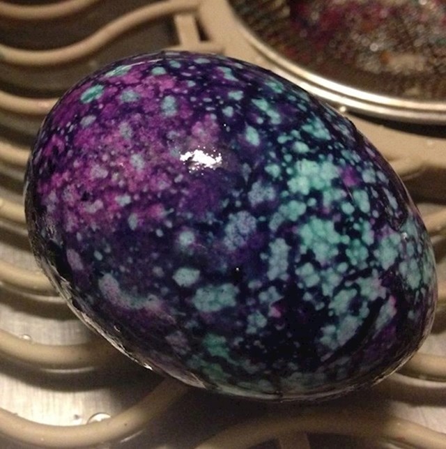 6. Nećakinja i ja ukrašavali smo jaja i ona je slučajno oslikala nešto što izgleda kao zmajevo jaje