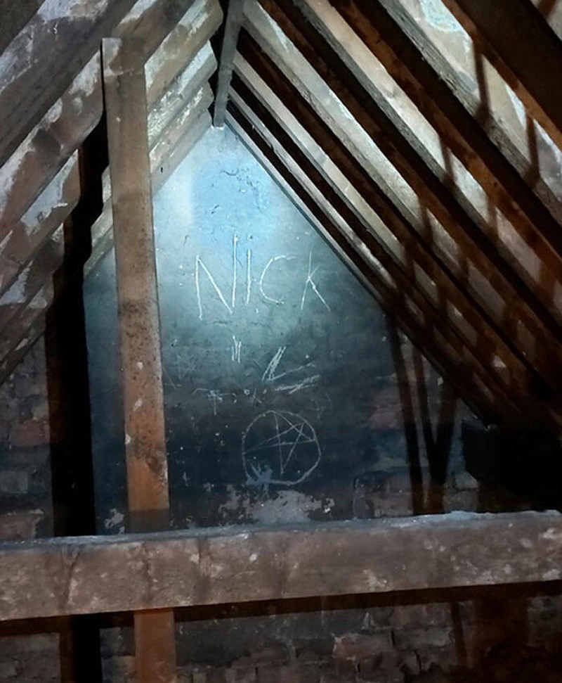 8. Moja cura se uselila u novi stan. Išli smo na tavan pohraniti neke stvari i pronašli ovaj natpis. Ona se kune da nikada nije bila gore. Pogodite kako se ja zovem.