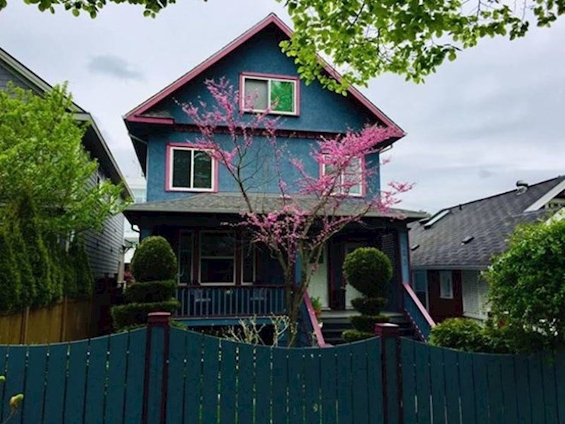 1. Vlasnici ove kuće uskladili su boje detalja na kući s cvjetovima stabla koje raste ispred