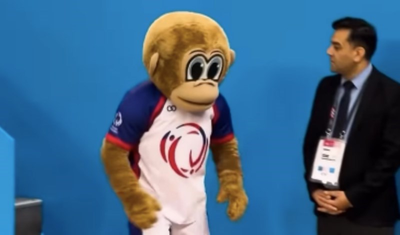 Gledatelj sportskog događaja u SAD-u snimio je tragikomičan fail maskote, snimka je viralni hit