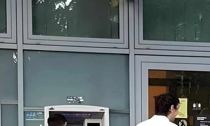 Netko je primijetio bizaran prizor ispred jednog bankomata, odmah je postao hit na Fejsu