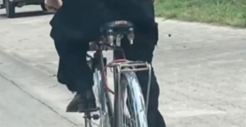 Cijeli Balkan smije se majici koju nosi ovaj tip na biciklu, fotka je odmah postala teški hit