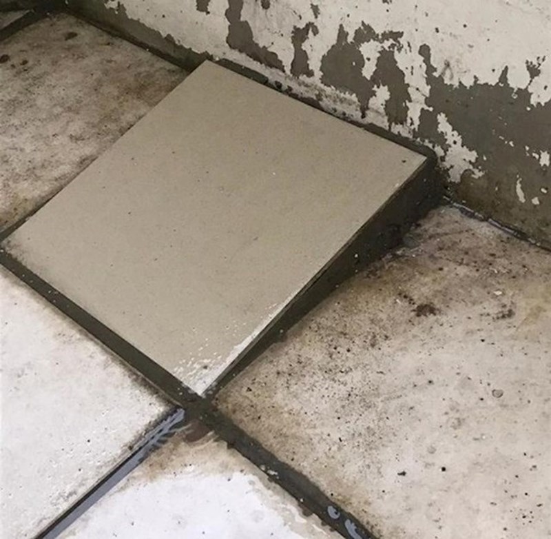 Ovako su majstori "popravili" potrganu pločicu.