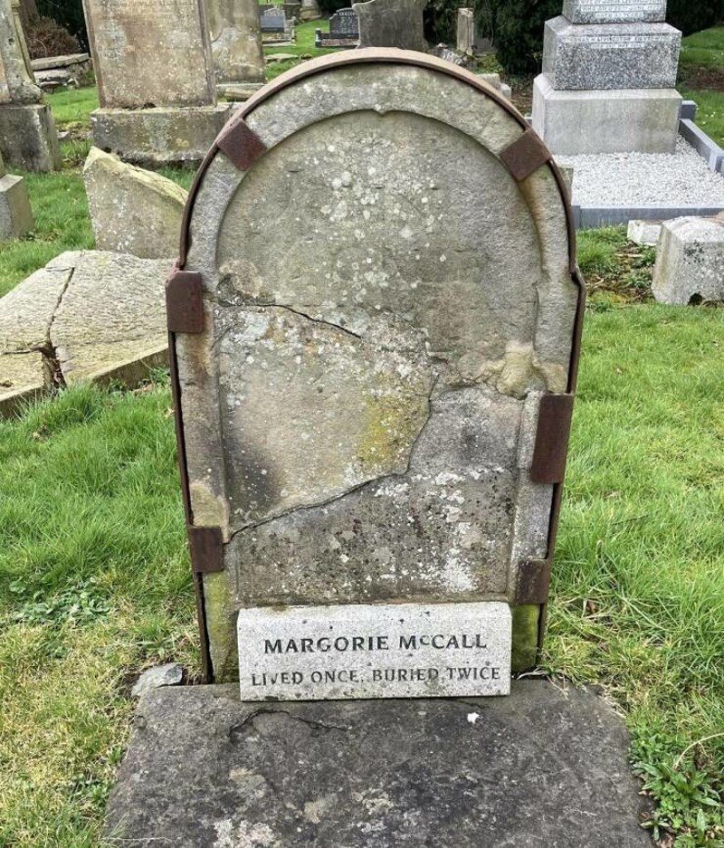 1. Nesvakidašnja nadgrobna ploča - piše da je žena živjela jednom, a zakopana je dvaput