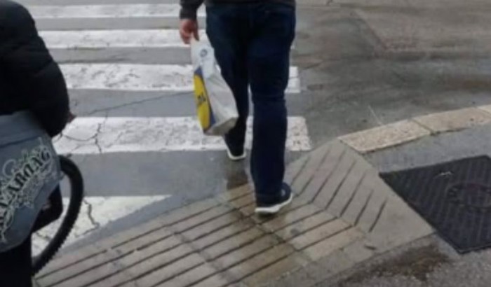 Netko je fotkao tipa koji štiti glavu od kiše na urnebesan način, fotka je hit u cijeloj regiji