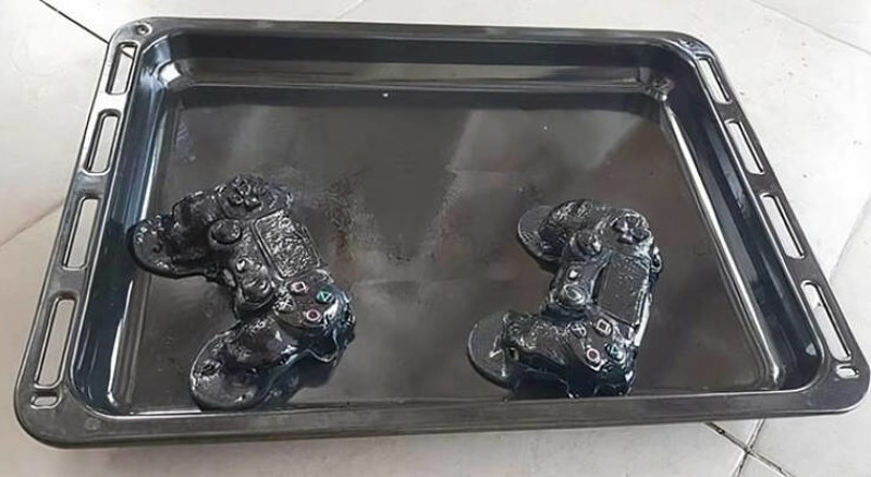 12. Sakrila sam joysticke od klinaca i zaboravila na njih te uključila pećnicu