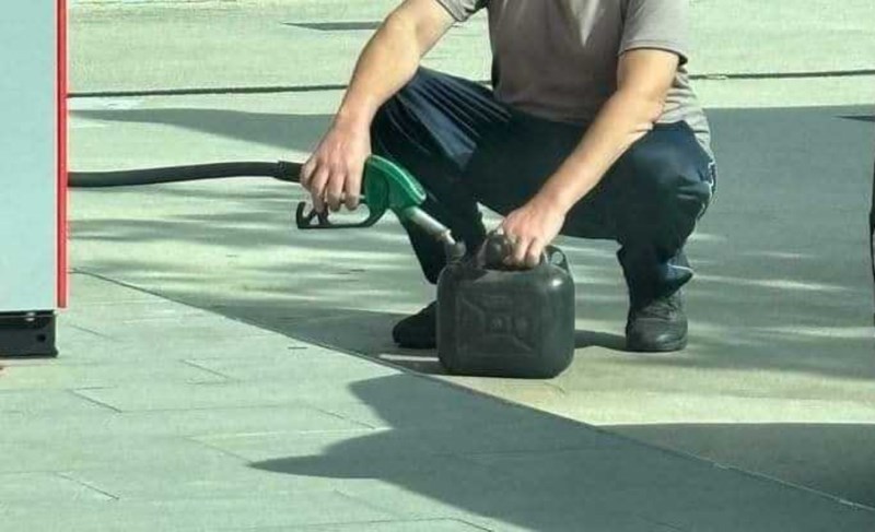 Bizarna fotka iz Zadra obišla je cijeli Balkan, morate vidjeti što je tip izveo dok je točio gorivo