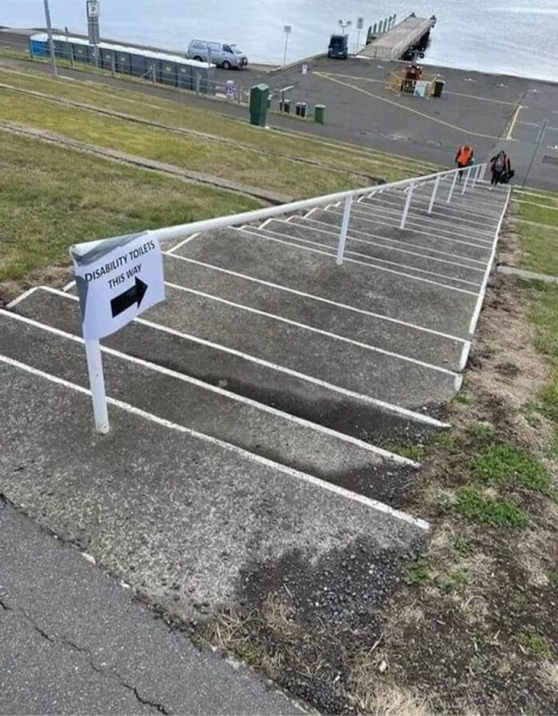 Wc za osobe sa invaliditetom je u podnožju stepenica