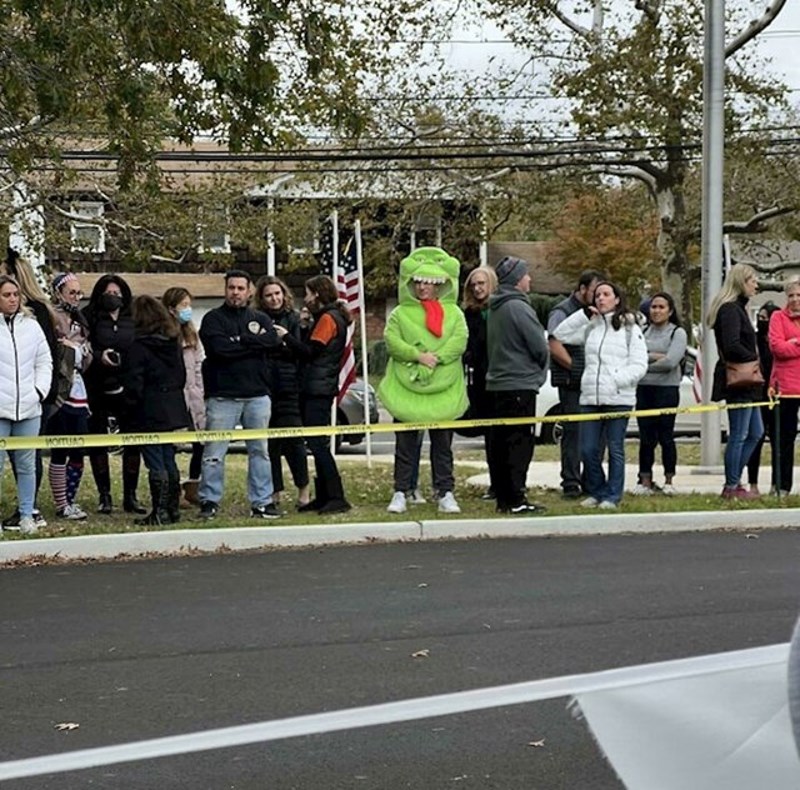 1. Ovaj smotani tata je mislio da se svi moraju maskirati za školsku povorku, a ne samo djeca