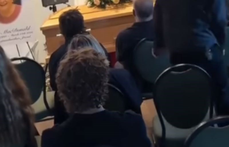 Bizarna snimka s nečijeg sprovoda obišla je cijeli svijet, odmah ćete vidjeti zašto je takav hit