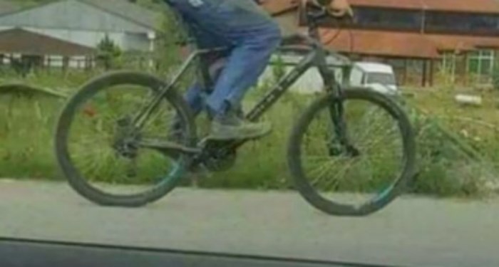Netko je negdje na Balkanu snimio biciklista koji je smislio urnebesnu metodu transporta, ovo je hit