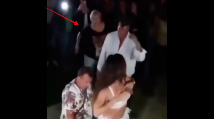 Tip je plesao s mlađom ženom, a onda se pojavila njegova supruga. Snimka je urnebesna!