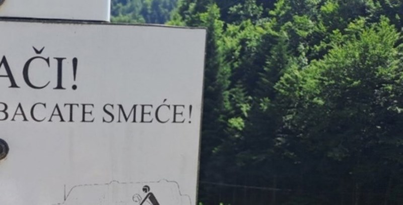 Netko je usred šume primijetio tablu za ljude koji tamo dolaze autima noću, urnebesna je