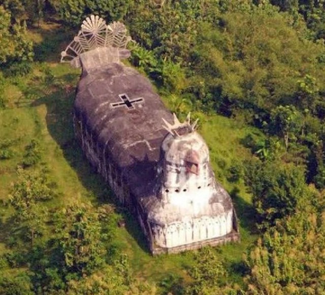 3. Crkva u Indoneziji izgleda kao kokoš