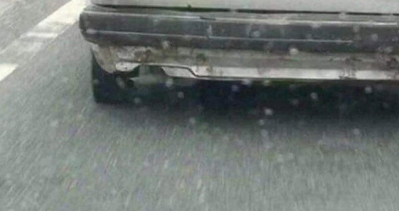 Netko je na cesti u BiH primijetio bizaran prizor, morate vidjeti što viri iz ovog auta