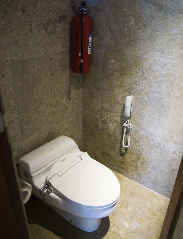 15. WC u Južnoj Koreji ima telefon za hitne slučajeve i protupožarni aparat