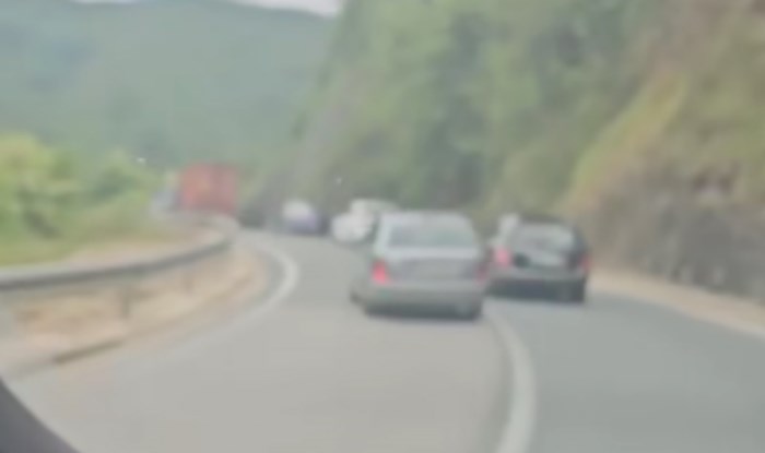 Vozač je odlučio preteći vozilo preko pune linije, snimka umalo izbjegnutog sudara ledi krv u žilama