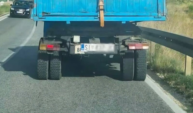 Fotka kamiona snimljenog u okolici Šibenika hit je na Fejsu, a sve zbog ovog urnebesnog natpisa