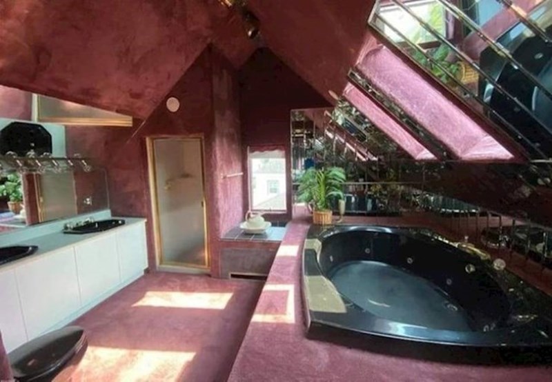 Tepih u kupaoni? I tapecirani zidovi? Uff...